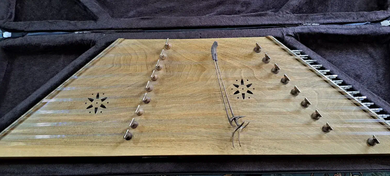 سنتور نو با چوب گردو|سازهای سنتی|همدان, |دیوار