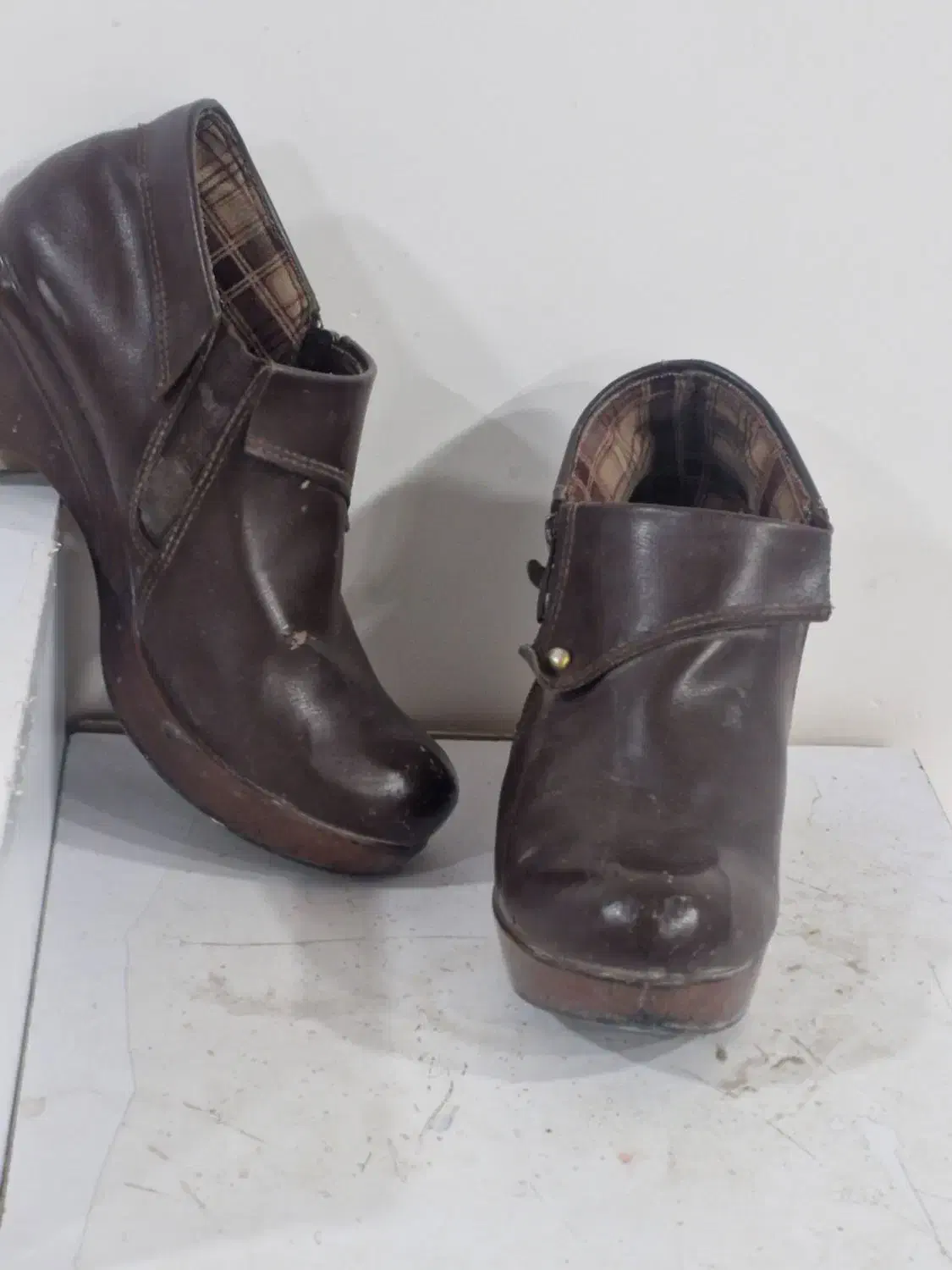 کفش و نیم بوت|کیف، کفش، کمربند|دوگنبدان, |دیوار