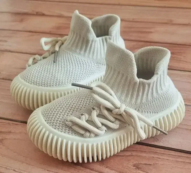 کفش بچه گانه|کفش و لباس بچه|ری, شهادت|دیوار