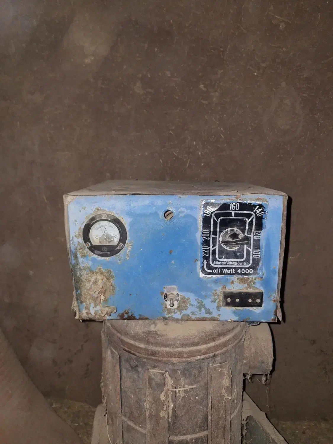 ترانس برق قدیمی|ماشین‌آلات صنعتی|بوژگان, |دیوار