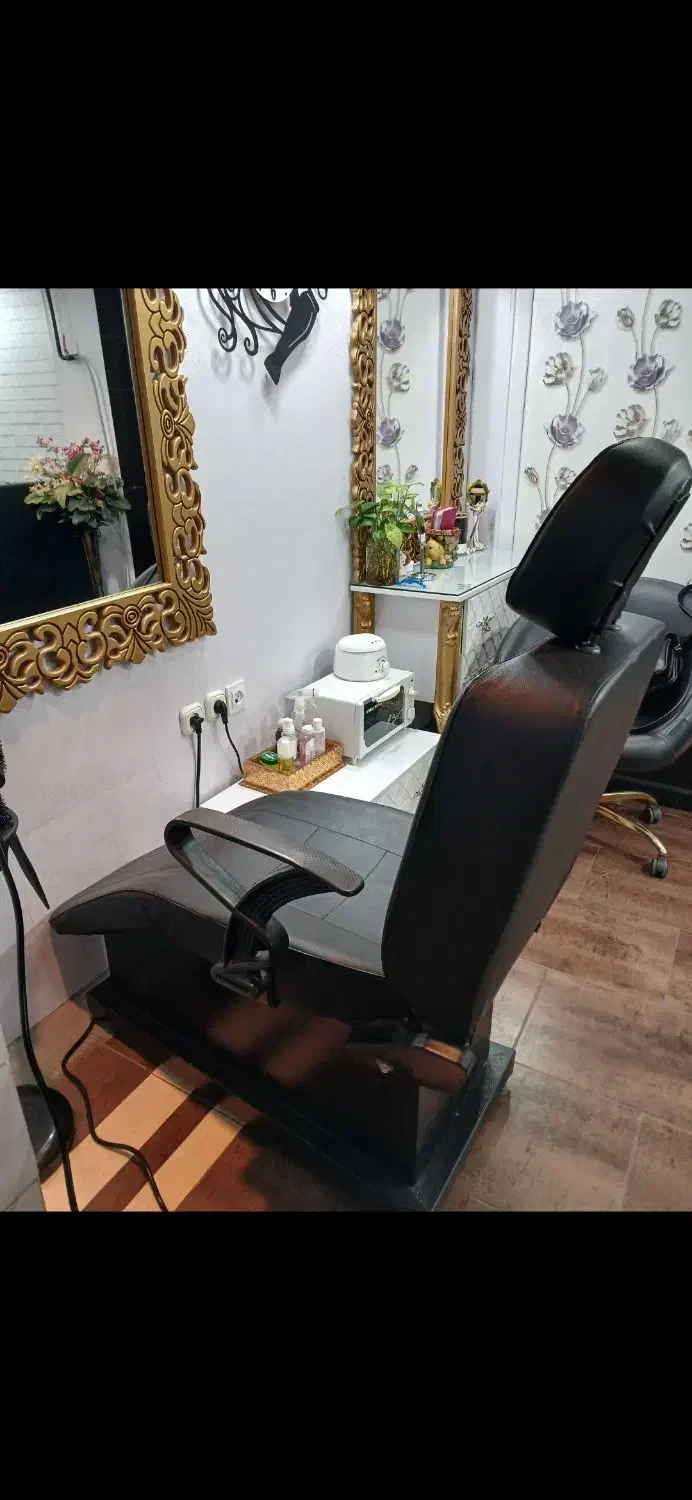 دوعددصندلی آرایشگاه کاملاسالم ویک عددمبلی|آرایشگاه و سالن‌های زیبایی|رشت, چله خانه|دیوار