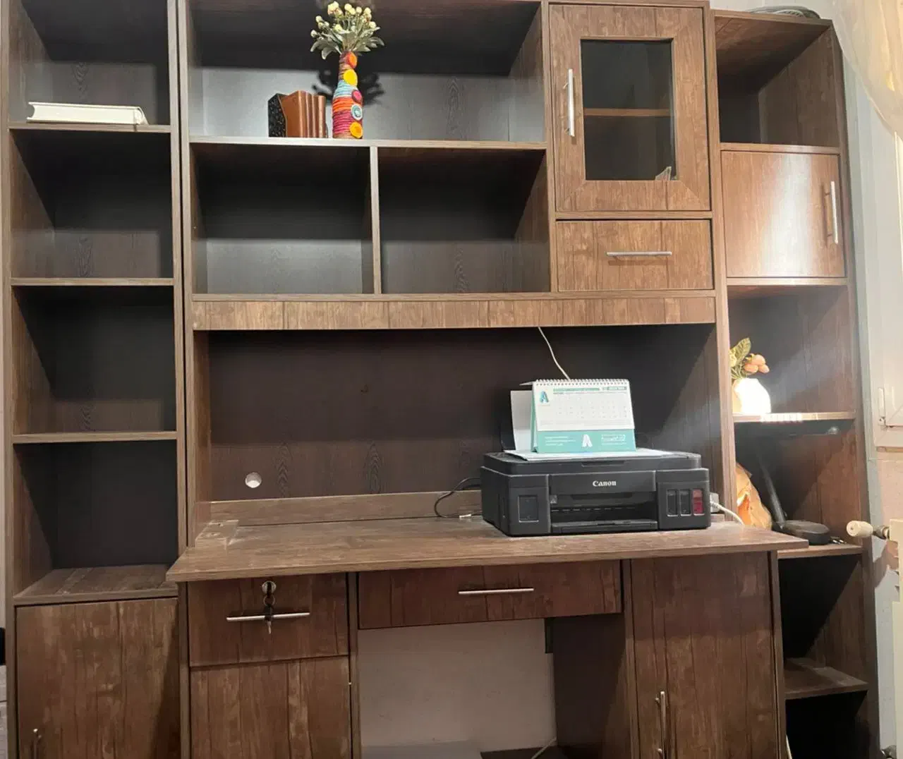 کتابخانه، میز تحریر،  دو قفسه ایستاده،صندلی گردان|کتابخانه، شلف، قفسه‌های دیواری|تهران, زرگنده|دیوار