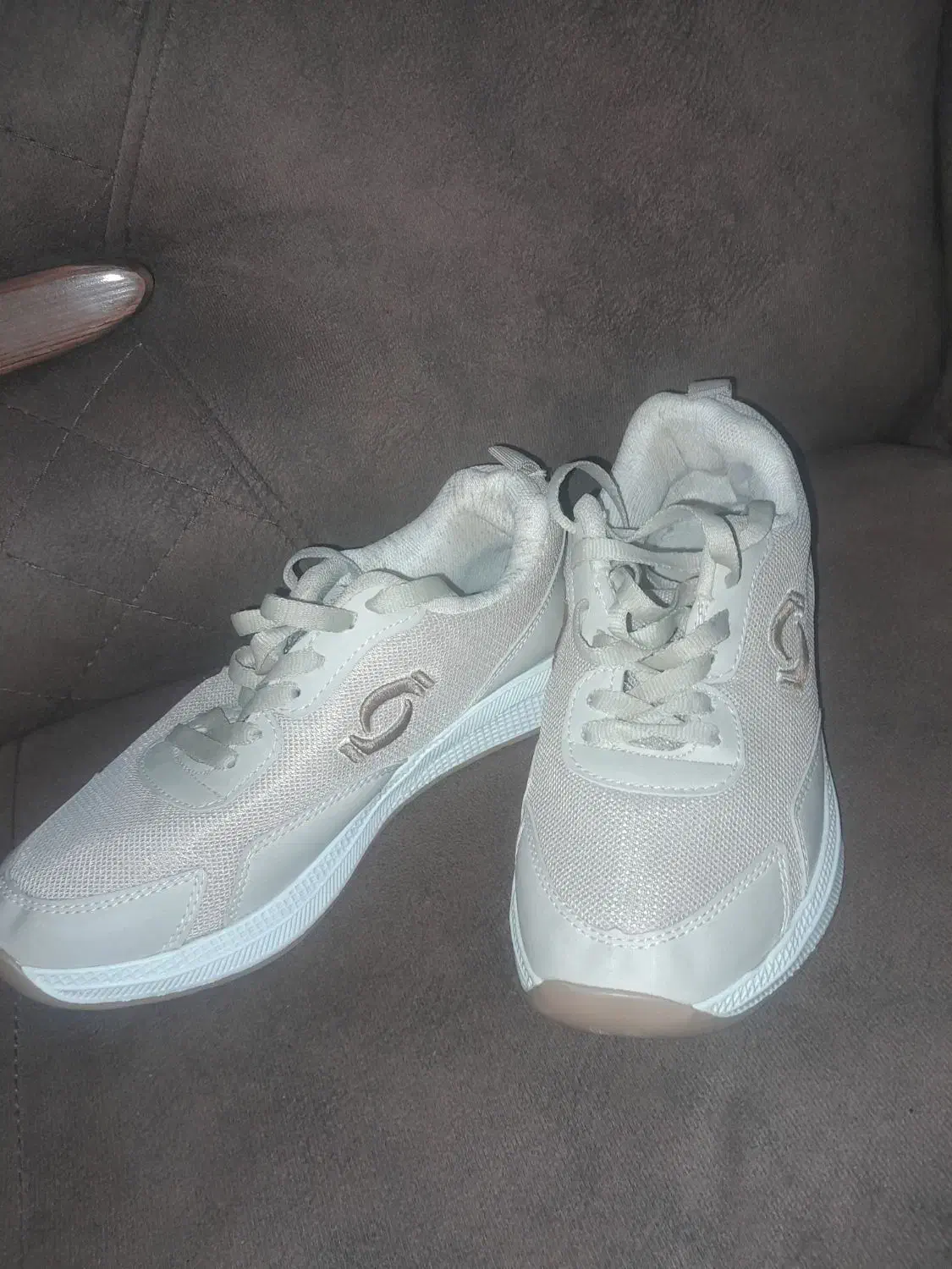 یک جفت کتونی|کیف، کفش، کمربند|رشت, سلیمانداراب|دیوار