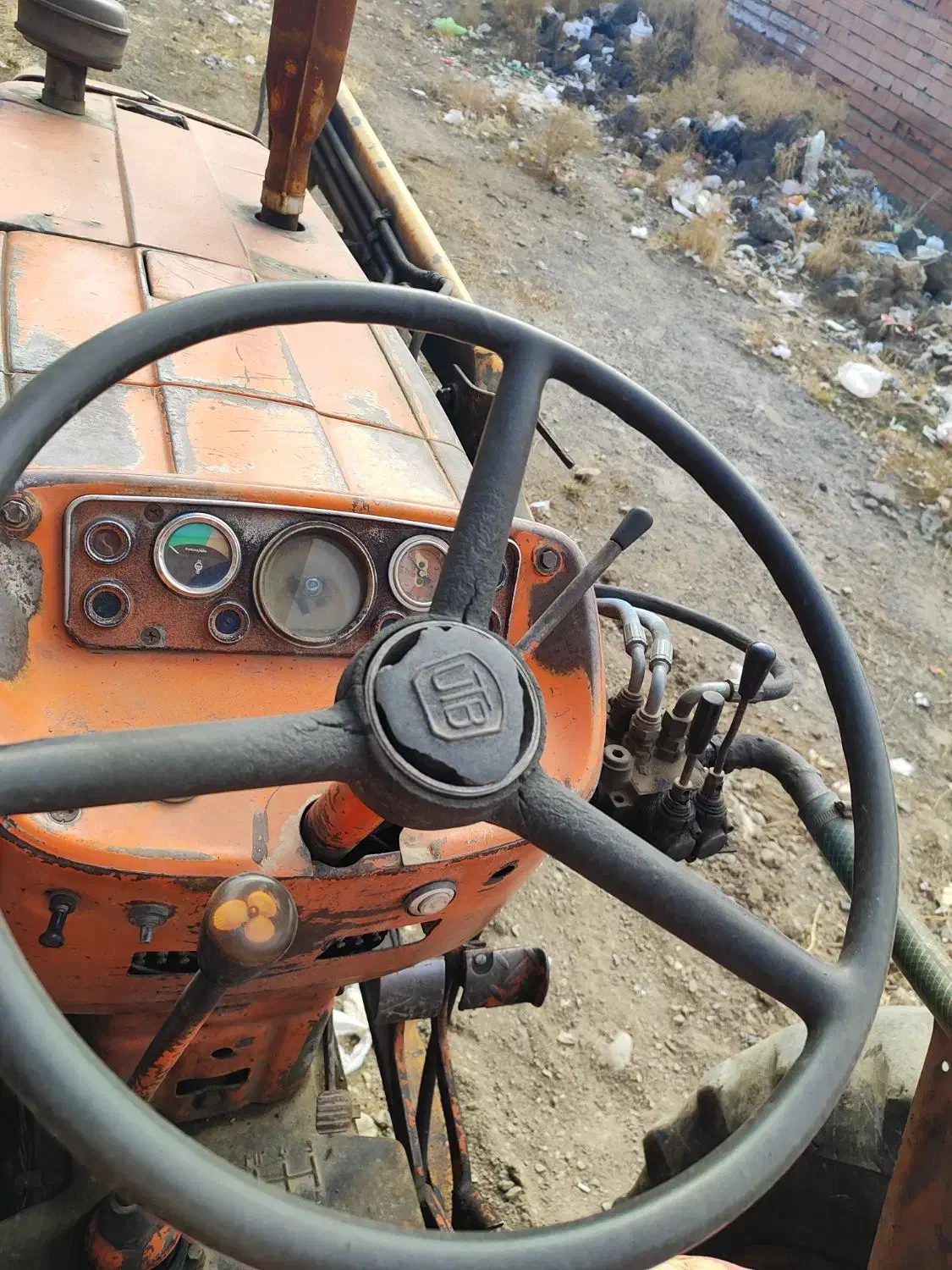 تراکتور با بیل و گاو آهن|خودرو سنگین|خوی, |دیوار