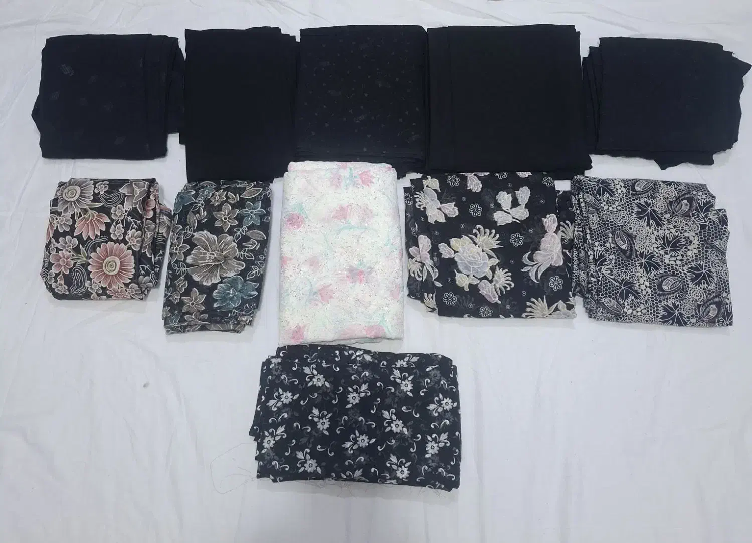 تعدای‌چادر‌مشکی‌ومجلسی‌وتعدادی‌لباس‌ورزشی|لباس|آبادان, |دیوار