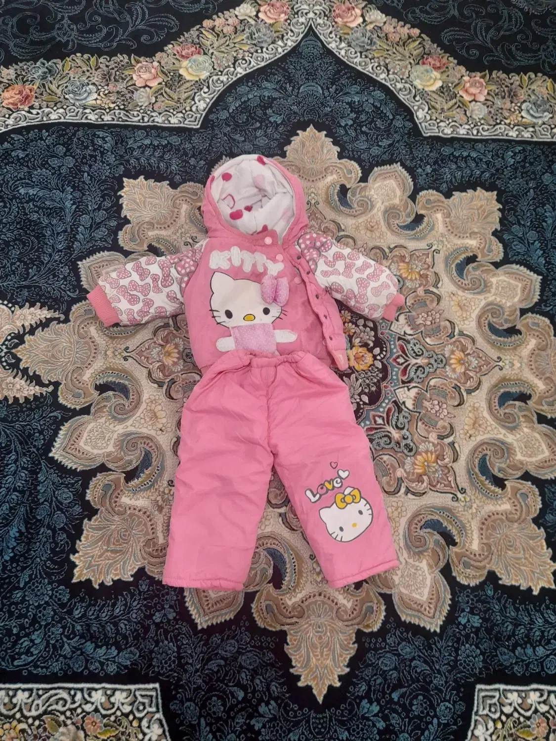 کاپشن|لباس|اشتهارد, |دیوار