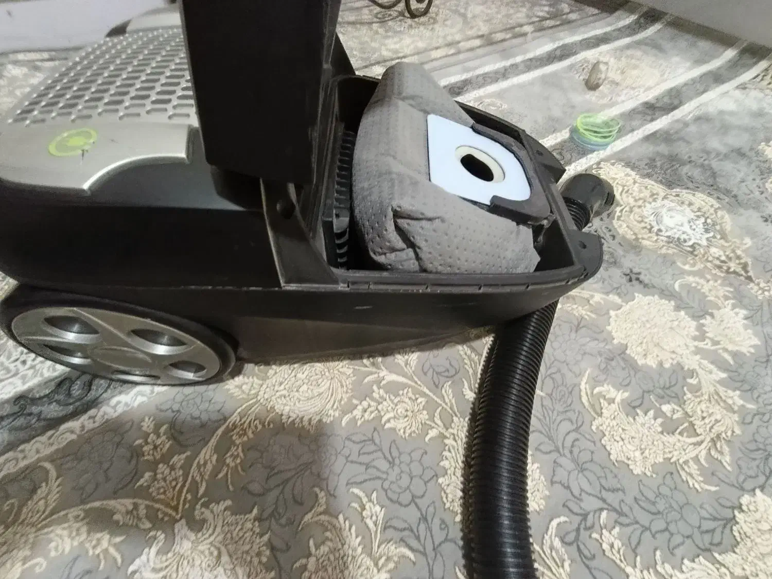 جارو برقی ال جی ۲۴۰۰ وات سالم در حد نو|جاروبرقی، جارو شارژی، بخارشو|نورآباد, |دیوار