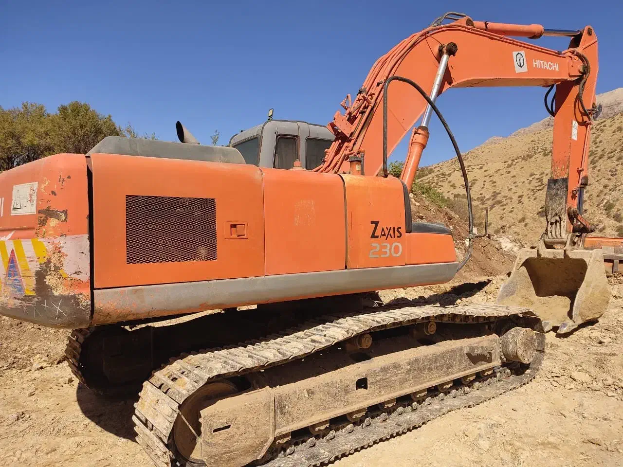 بیل هیتاچی ۲۳۰|خودرو سنگین|مریوان, |دیوار