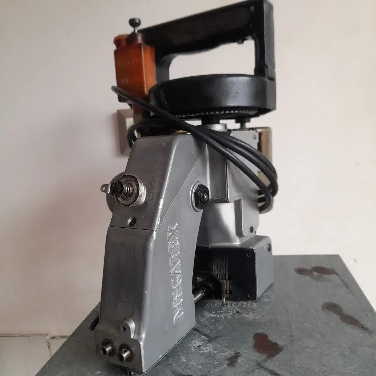 چرخ سر کیسه دوز|چرخ خیاطی و ریسندگی|ساری, |دیوار