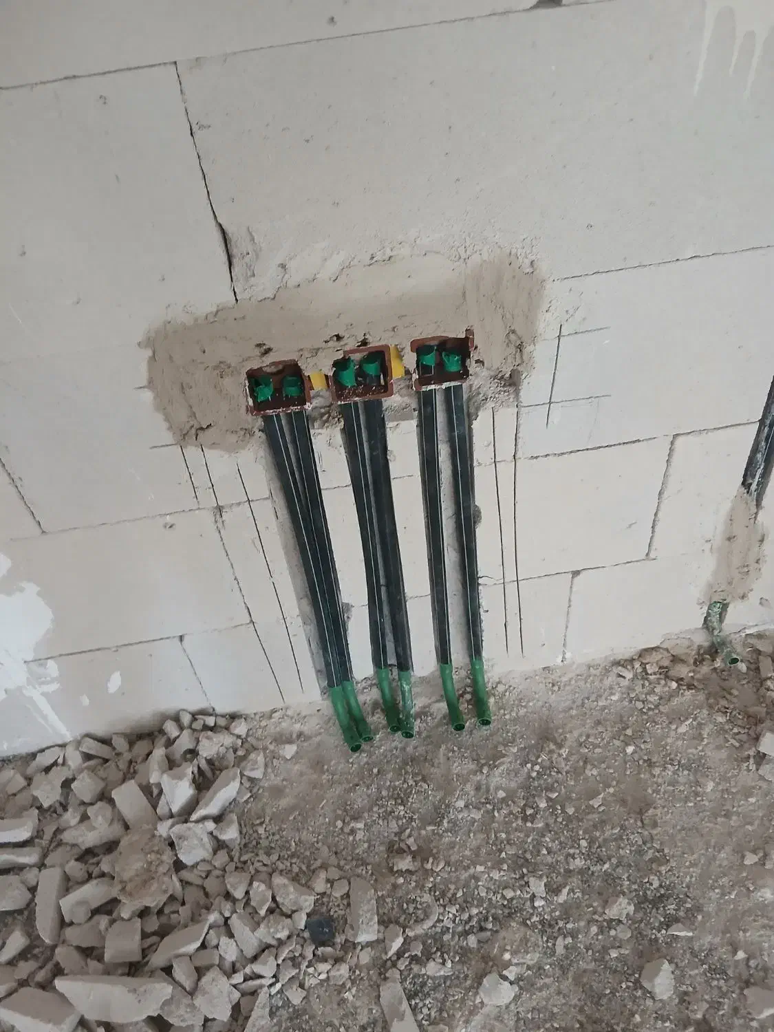 جهت کار برای سیم کشی ساختمان ودوربین مدار بسته|خدمات پیشه و مهارت|اردبیل, |دیوار