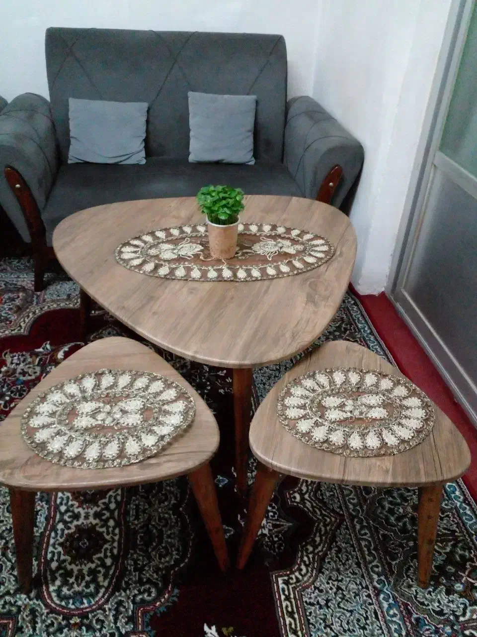 یک عددمیزجلومبلی به همراه ۳عددمیزعسلی|مبلمان خانگی و میز عسلی|رشت, انصاری|دیوار