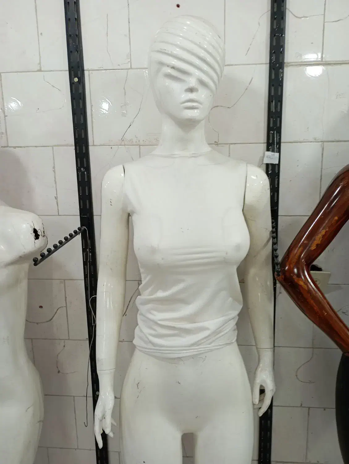 مانکن چینی|لباس|نیشابور, خط کاشمر|دیوار