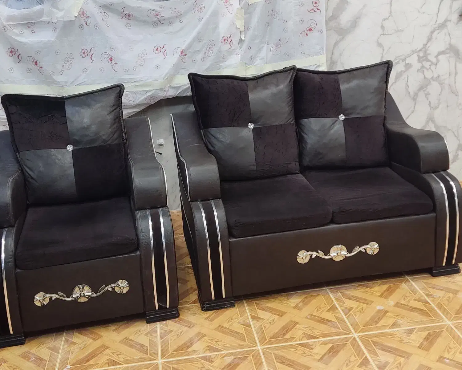 ۲عدد مبل راحتی|مبلمان خانگی و میز عسلی|آستانه اشرفیه, |دیوار