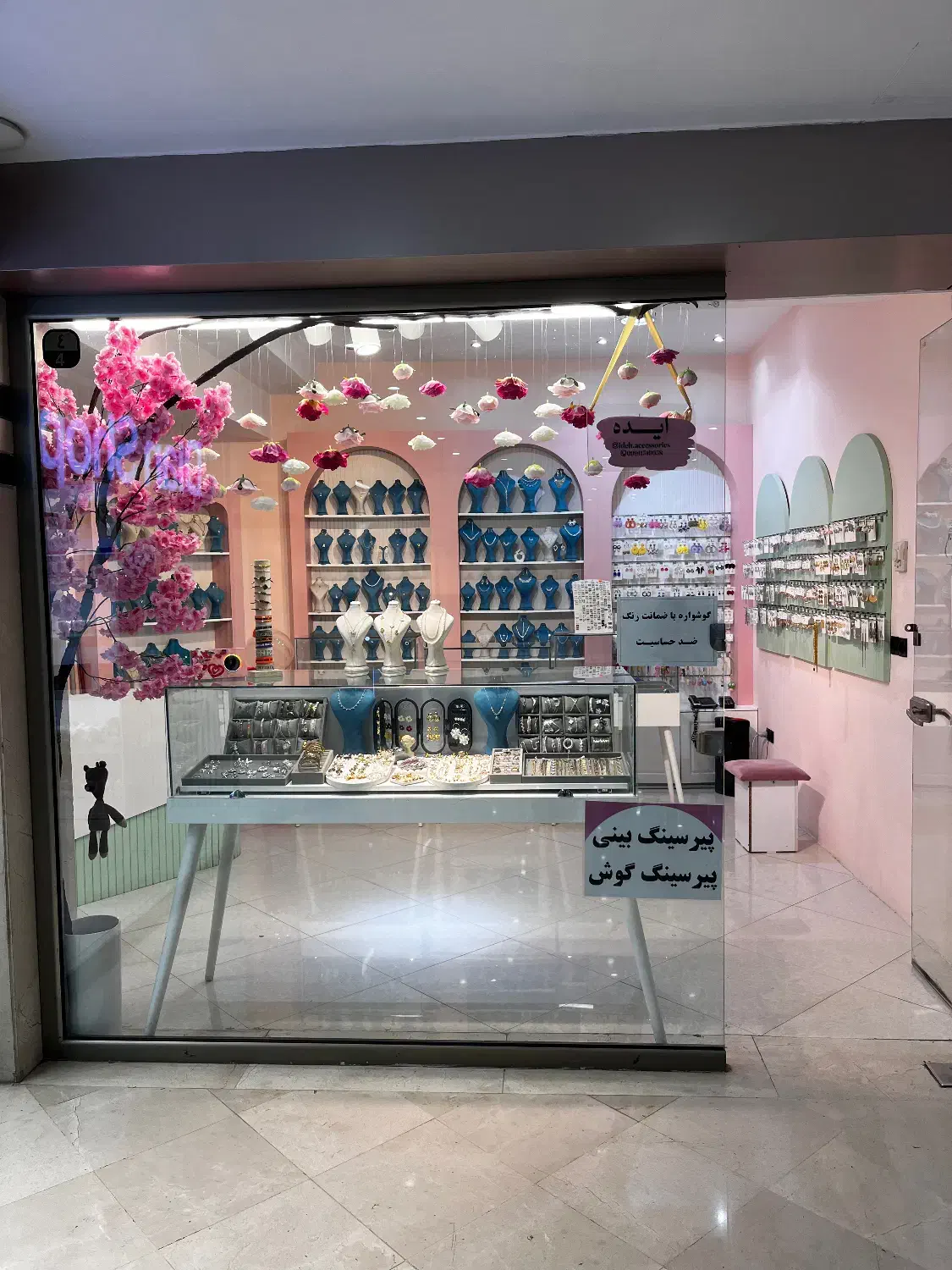 واگذاری مغازه اکسسوری بدلیجات ب علت مهاجرت|اجارهٔ مغازه و غرفه|گرگان, |دیوار