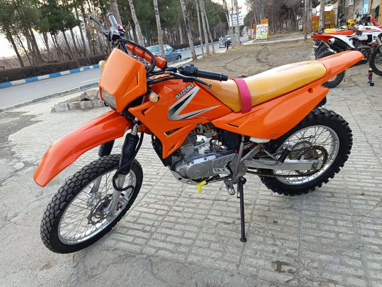 تریل روان QM|موتورسیکلت|صحنه, |دیوار