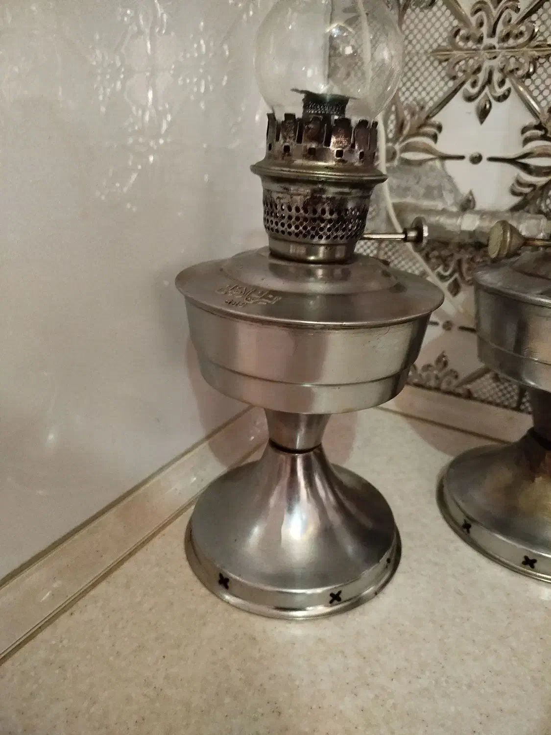 دو عدد چراغ گرد سوز برنجی قدیمی مناسب شب یلدا|کلکسیون اشیاء عتیقه|مشهد, کارمندان دوم|دیوار