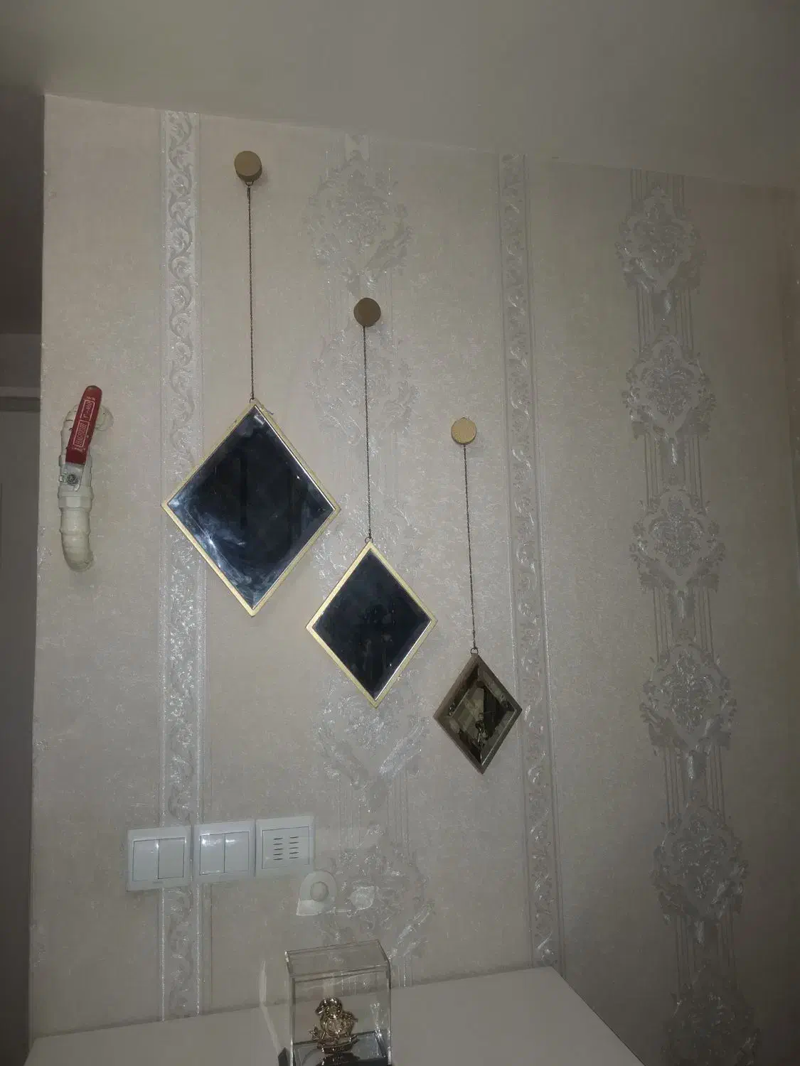 اینه سه تیکه و گلدان|آینه|شهریار, کهنز|دیوار