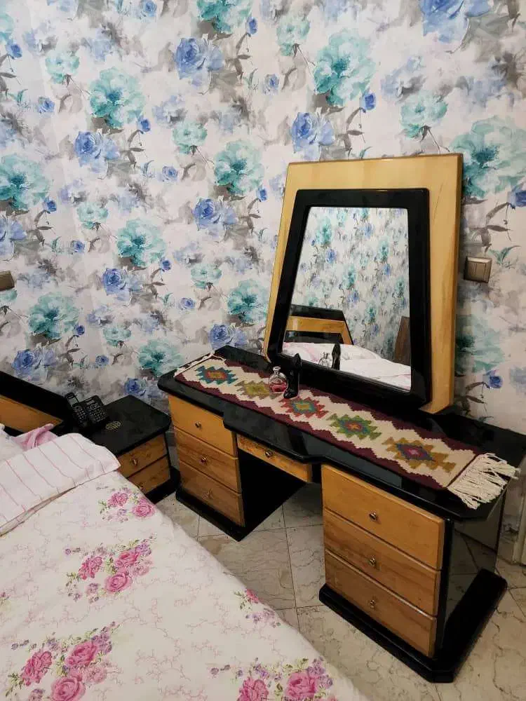 تخت دو نفره با میز توالت و آینه|تخت و سرویس خواب|تهران, امام حسین|دیوار