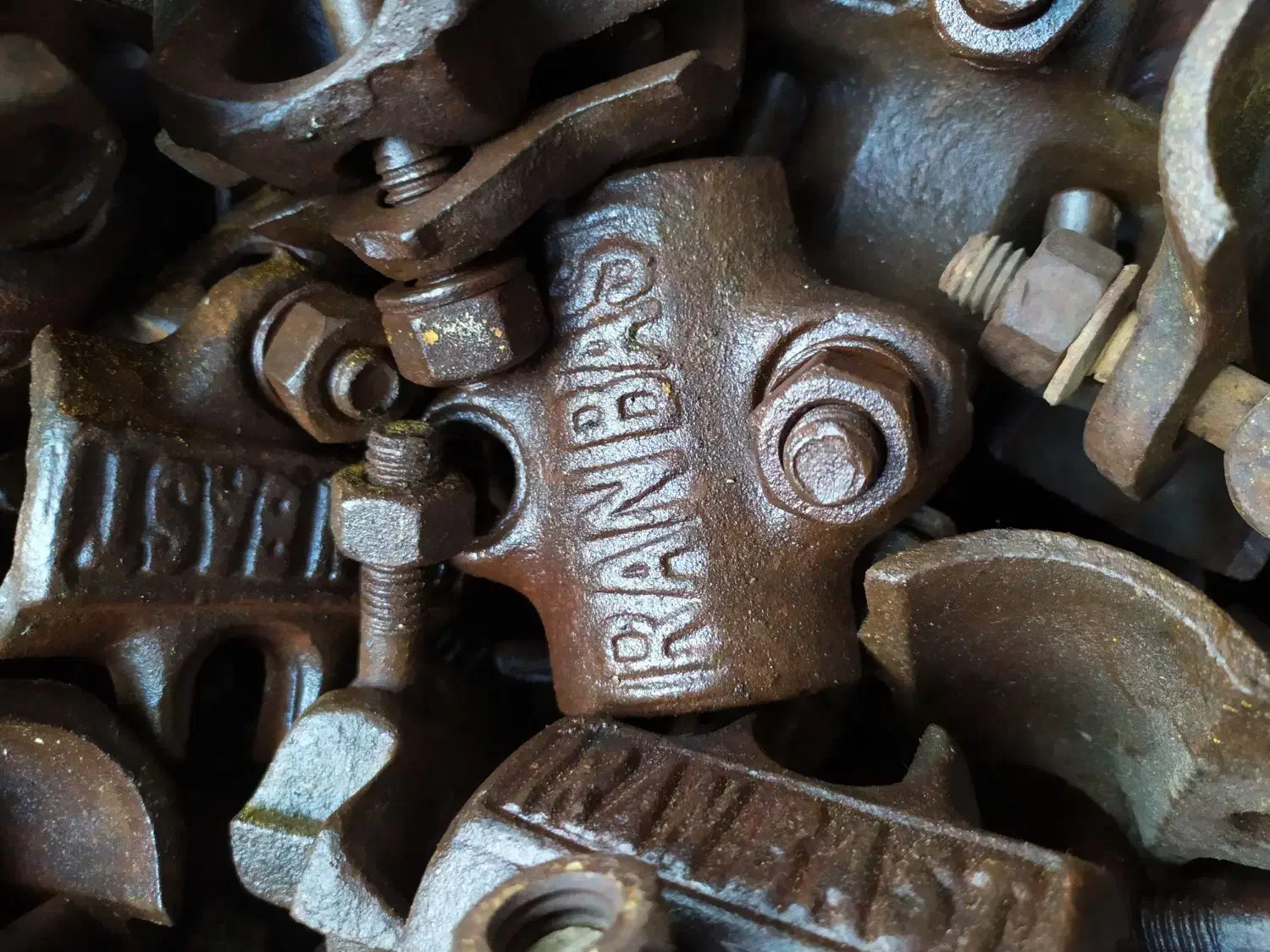 بست و لوله داربست|مصالح و تجهیزات ساختمان|اهواز, بازار آهن|دیوار