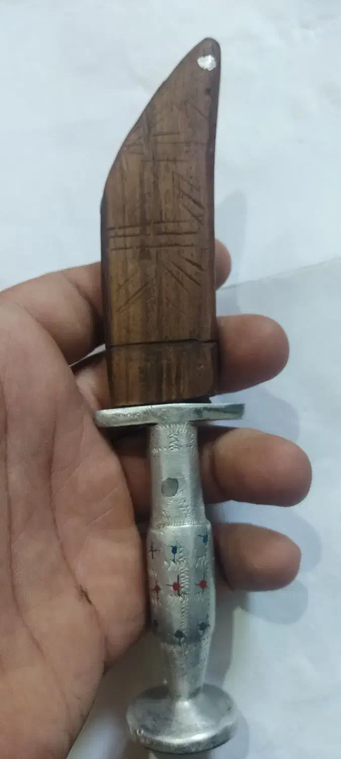 چاقو قدیمی|کلکسیون اشیاء عتیقه|زرند, |دیوار