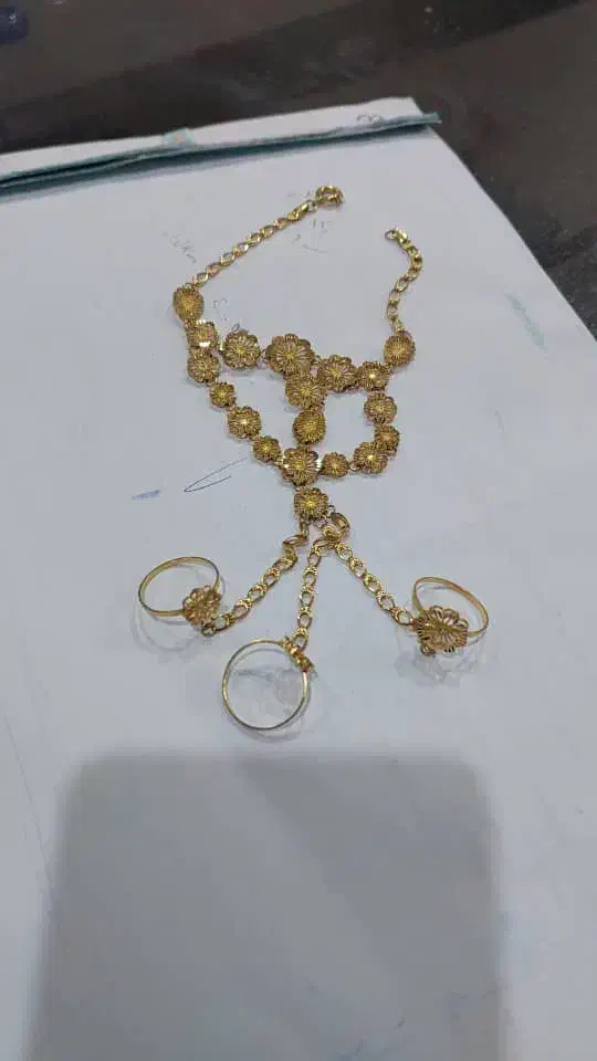 گوشواره 11گرم دستبند /18/5گرم 200 بالای تابلو|جواهرات|کازرون, |دیوار