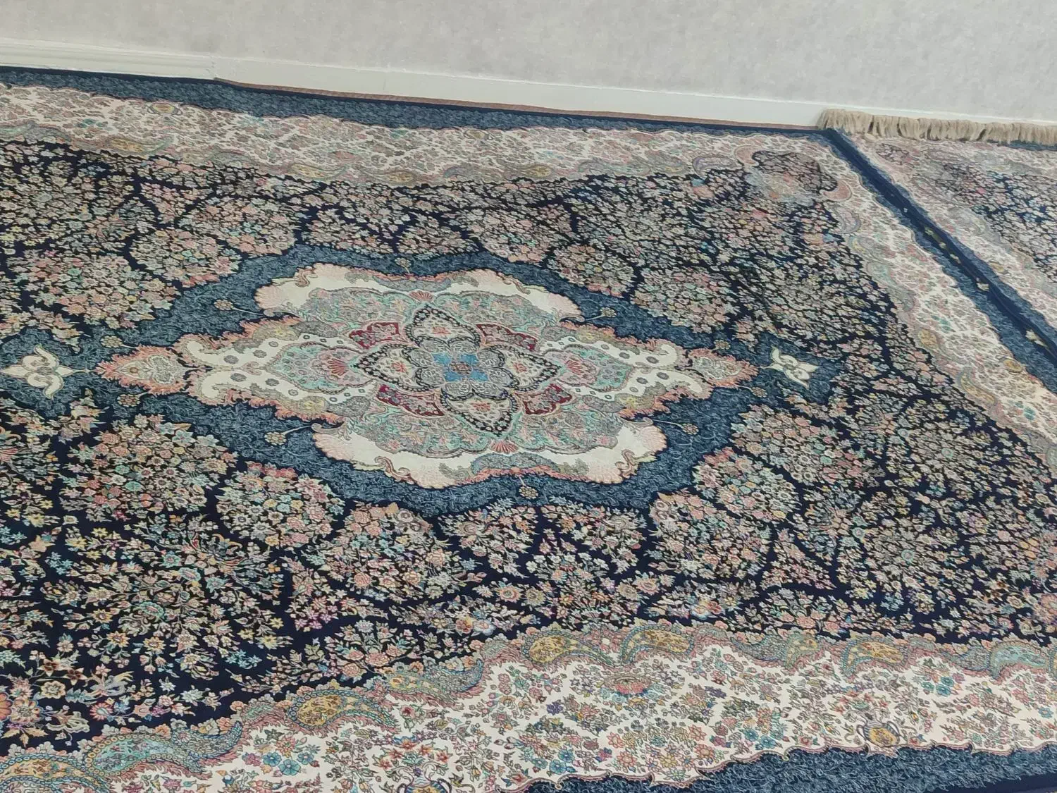 قالی در حد نو|فرش|کارون, |دیوار