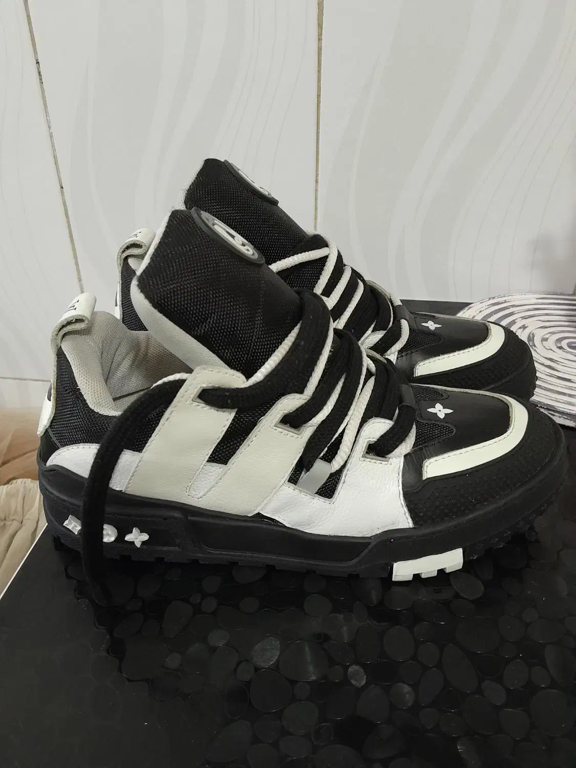 کتونی لویی ویتون سایز۴۲|کیف، کفش، کمربند|ری, سرتخت|دیوار