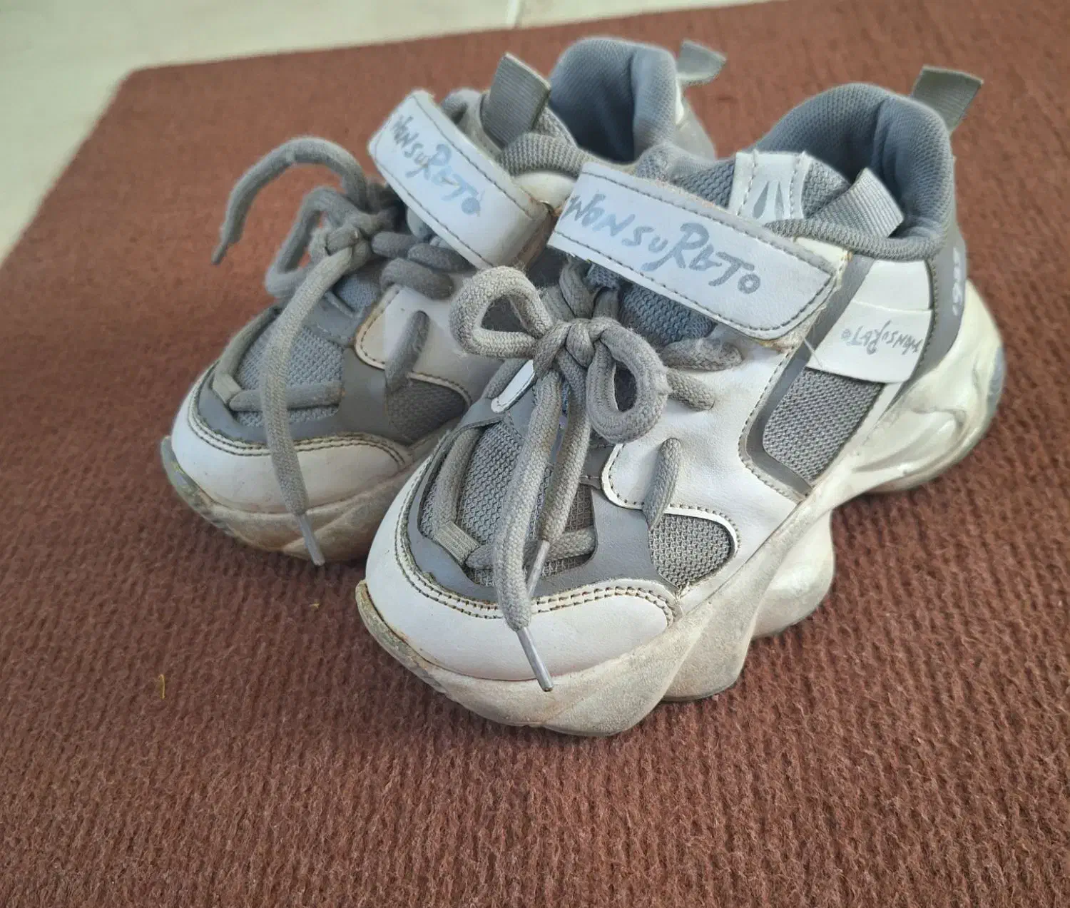 کفش|کیف، کفش، کمربند|اشتهارد, |دیوار