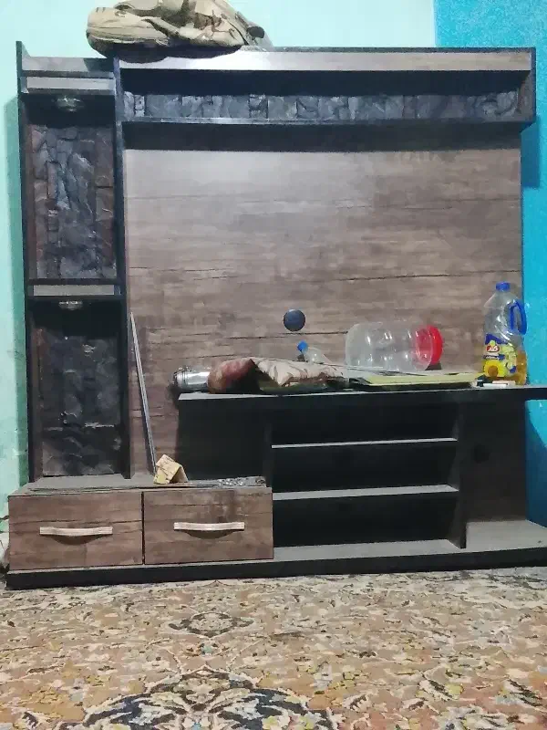 تلویزیون ۲۹ اینچ و میز ام دی اف|تلویزیون و پروژکتور|گرگان, |دیوار