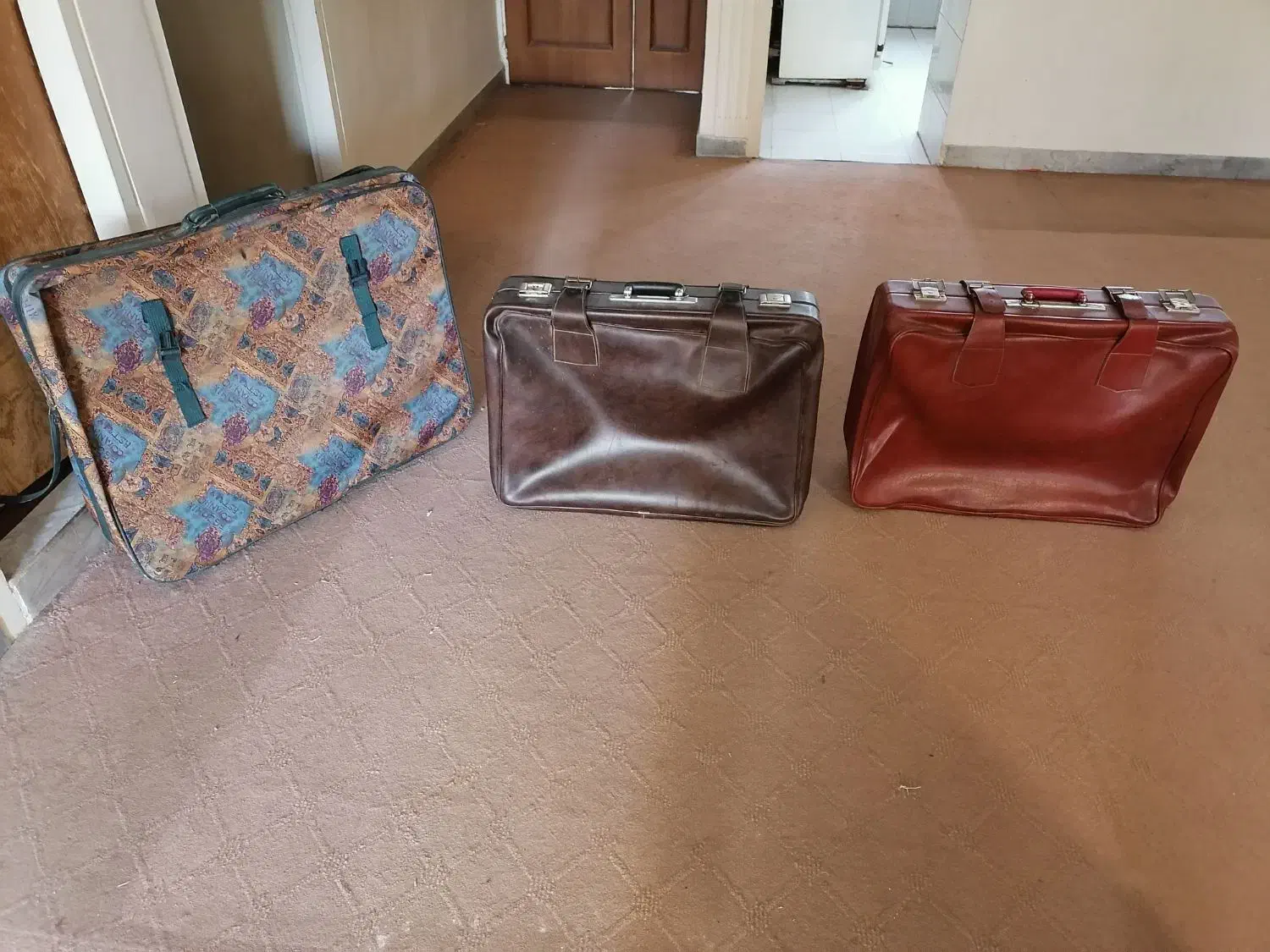 چمدان چرم قدیمی|کیف، کفش، کمربند|شیراز, زند|دیوار