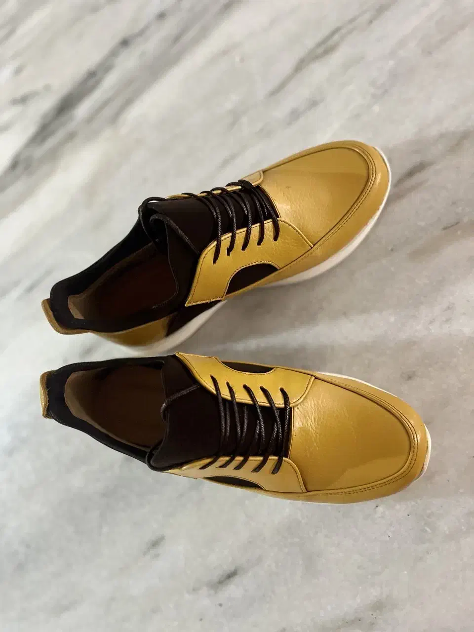 کفش|کیف، کفش، کمربند|میانه, |دیوار