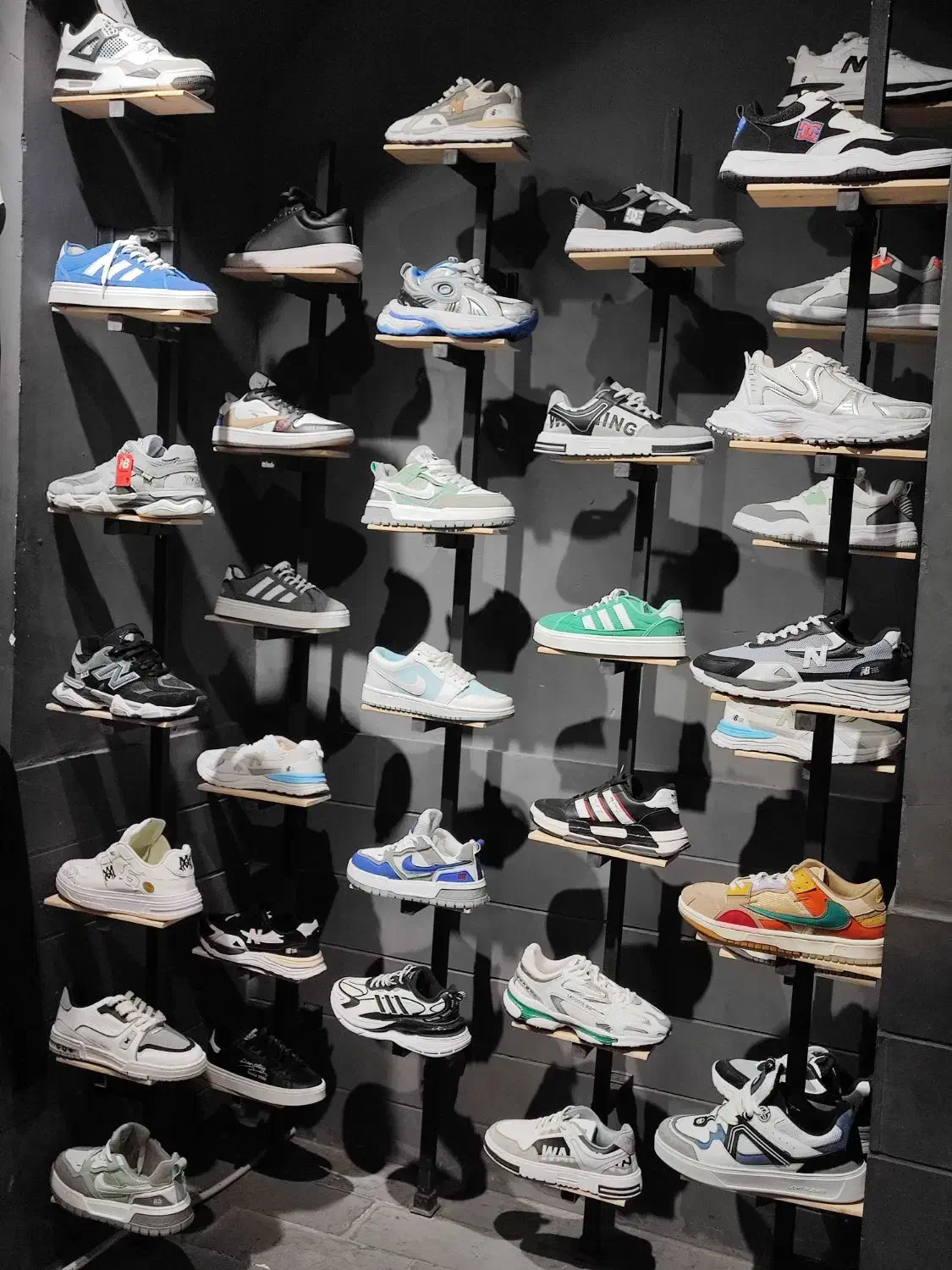 فروش ب قیمت خرید انواع کفش اسپرت و پوشاک|کیف، کفش، کمربند|بیرجند, |دیوار