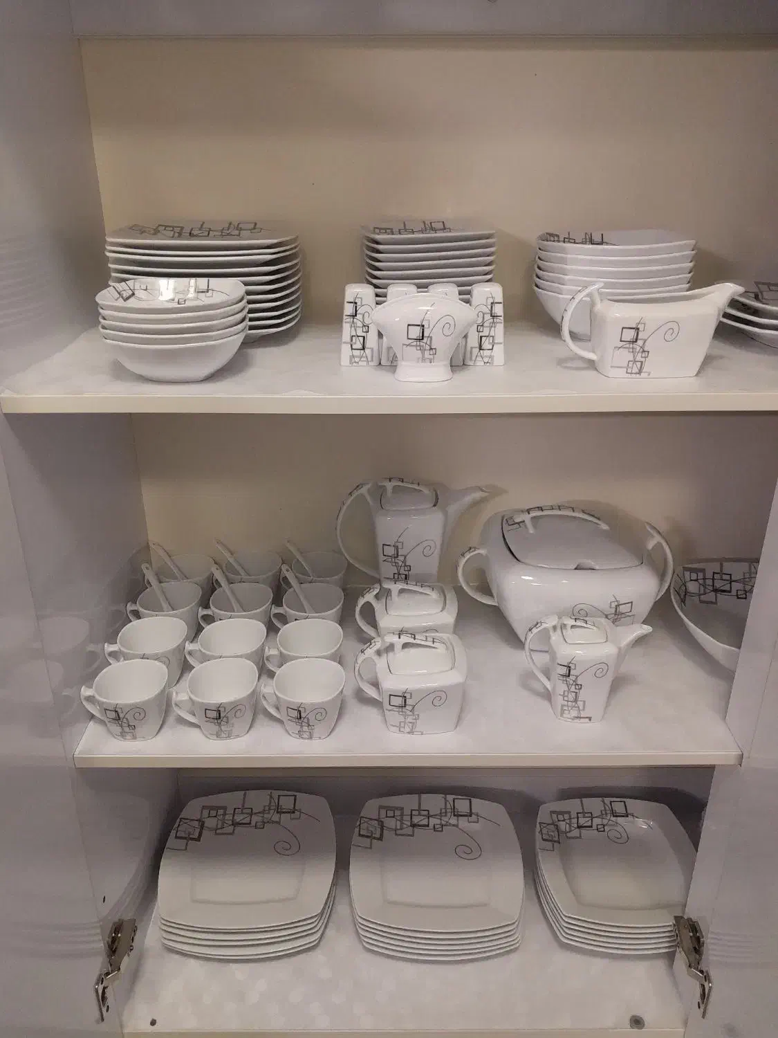 چینی ۱۲نفره|ظروف سرو و پذیرایی|قم, ولیعصر|دیوار