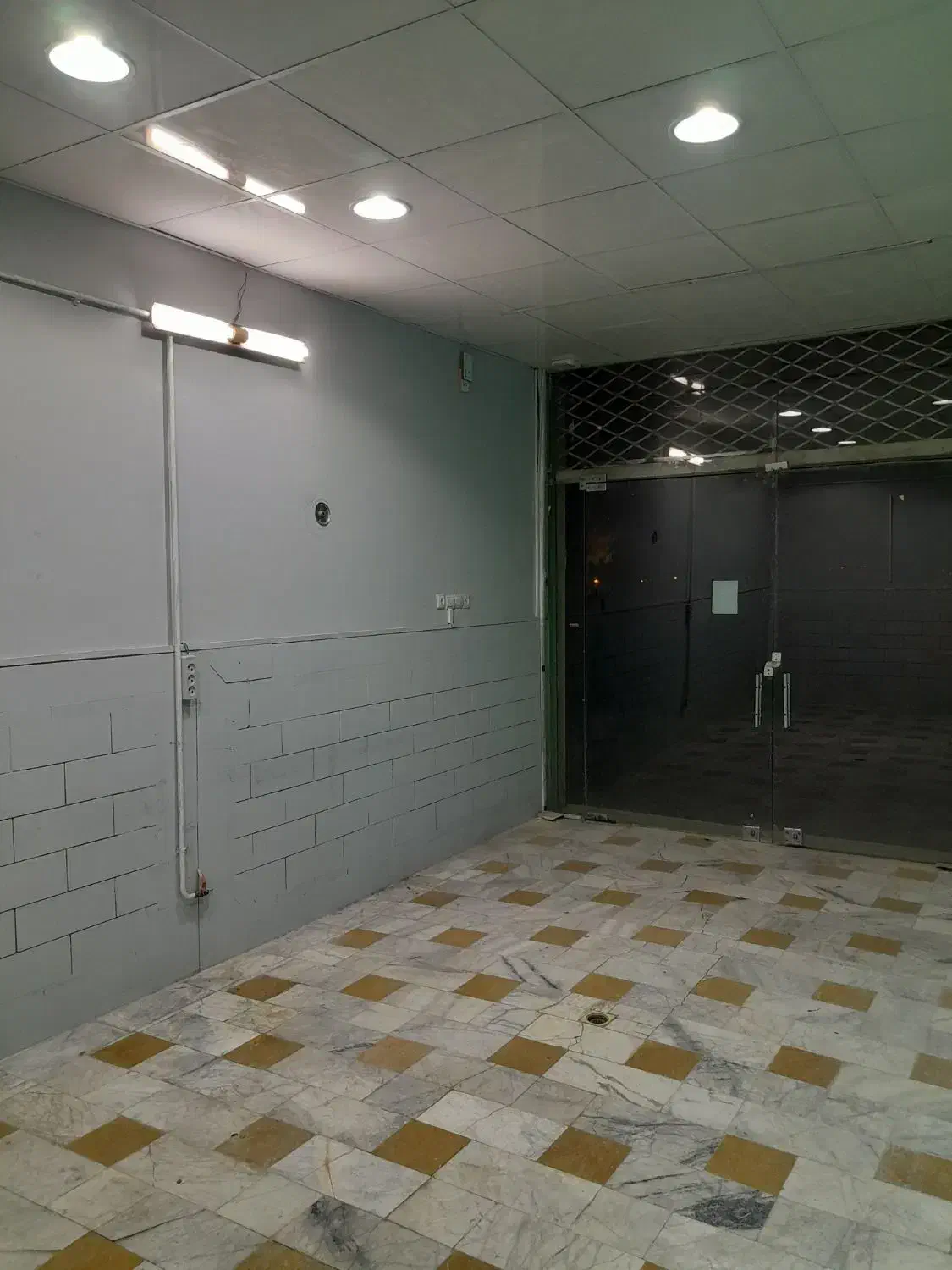 مغازه تجاری سرویس‌دار رهنی و اجاره‌ای|اجارهٔ مغازه و غرفه|بیرجند, |دیوار