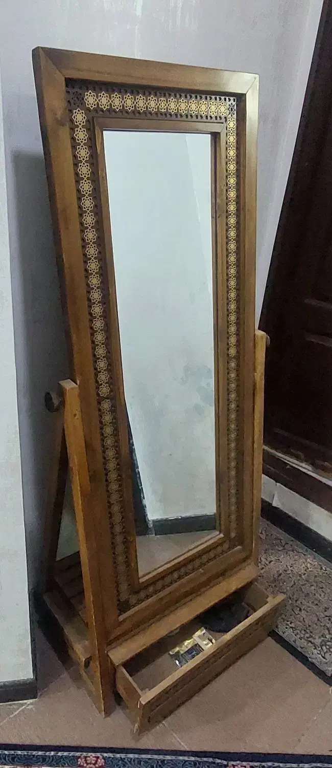 آینه ایستاده|آینه|سیرجان, |دیوار