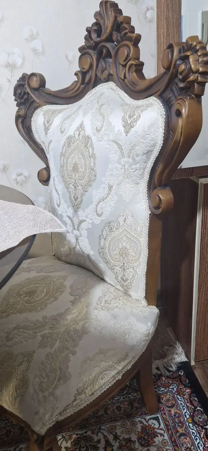 میز نهارخوری ۴ نفره با دو صندلی در حد نو|میز و صندلی غذاخوری|محمدشهر, محمدشهر|دیوار