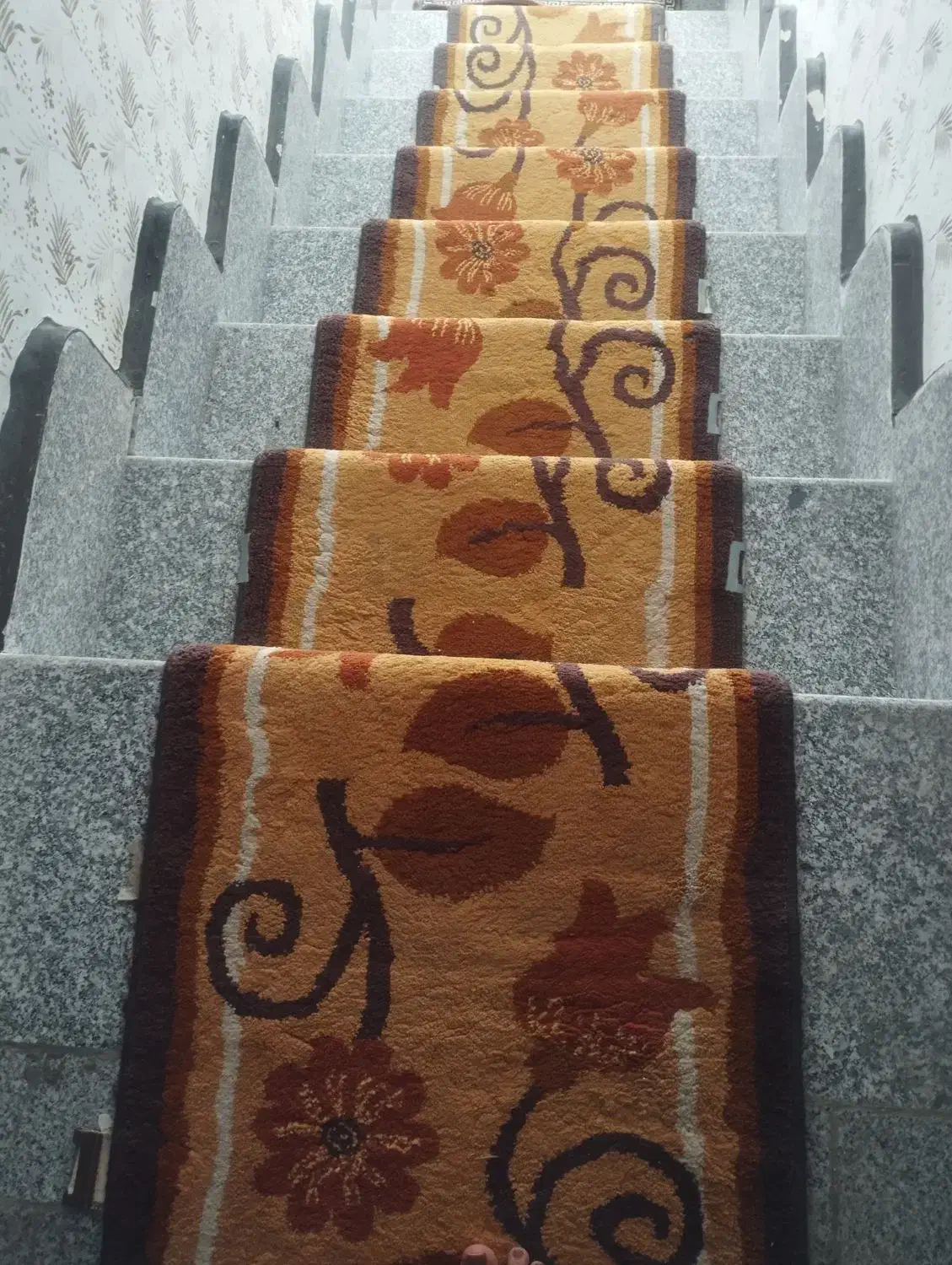 فرش راه پله سالم|فرش|مراغه, |دیوار