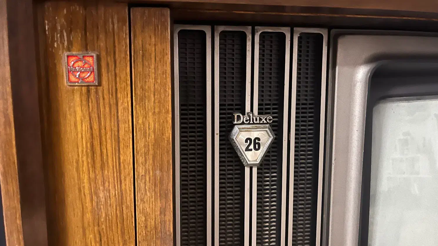 تلویزیون کمدی ناسیونال (رنگی)|کلکسیون اشیاء عتیقه|بابل, |دیوار