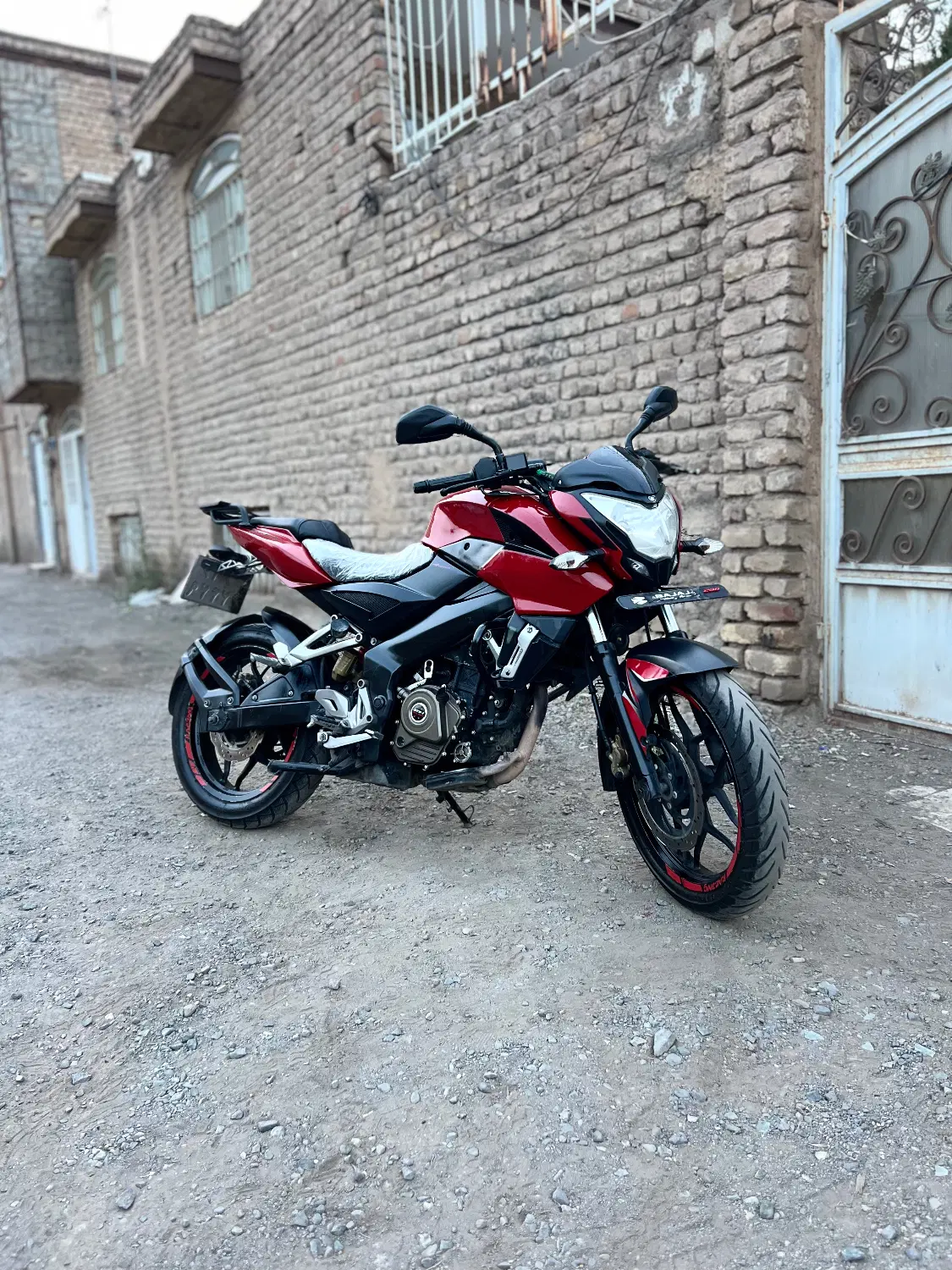 Ns 200|موتورسیکلت|قم, قلعه یزدیها|دیوار