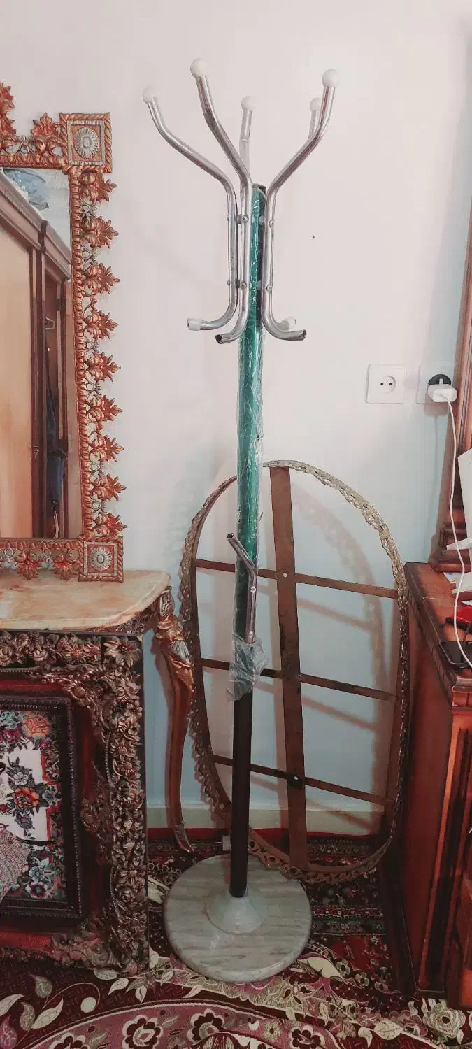 چوب لباسی با کف سنگی|بندرخت و رخت‌آویز|تهران, قصر فیروزه ۲|دیوار