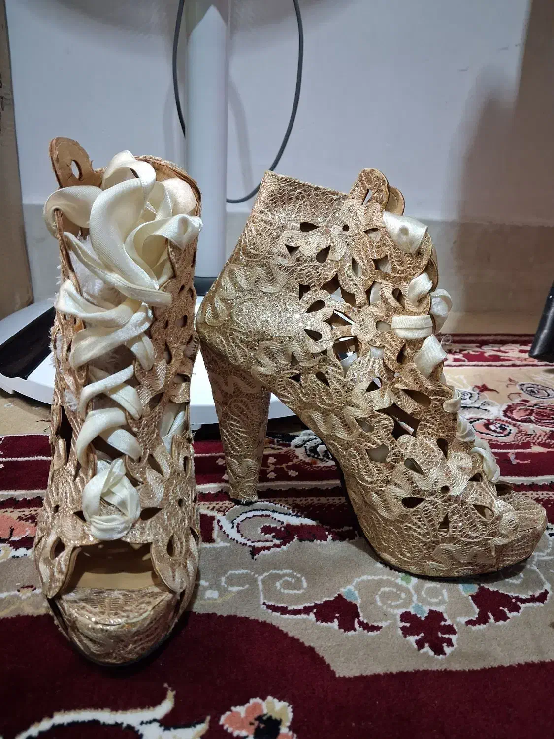 کفش نو|کیف، کفش، کمربند|زاویه, |دیوار