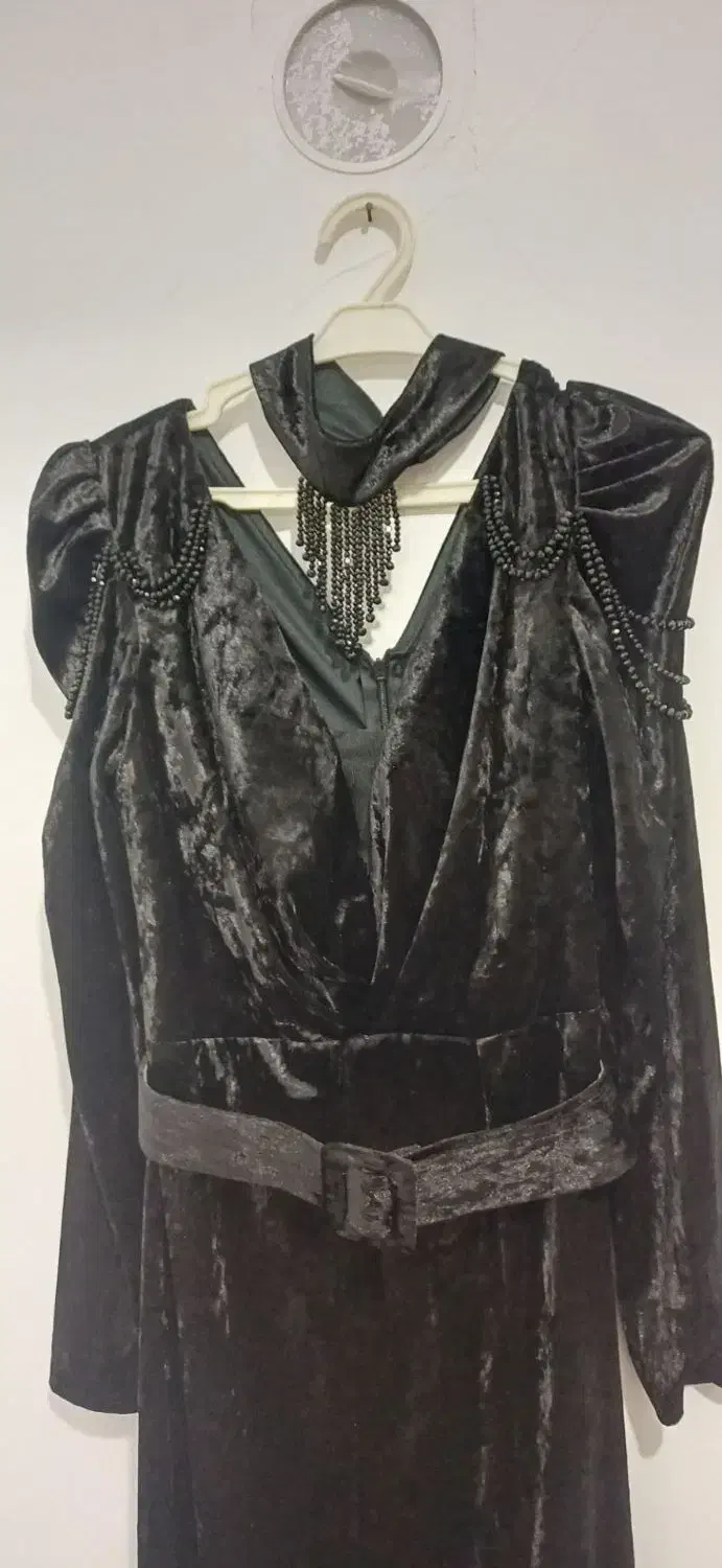 لباس مجلسی مخمل|لباس|رباط‌کریم, رباط‌کریم|دیوار