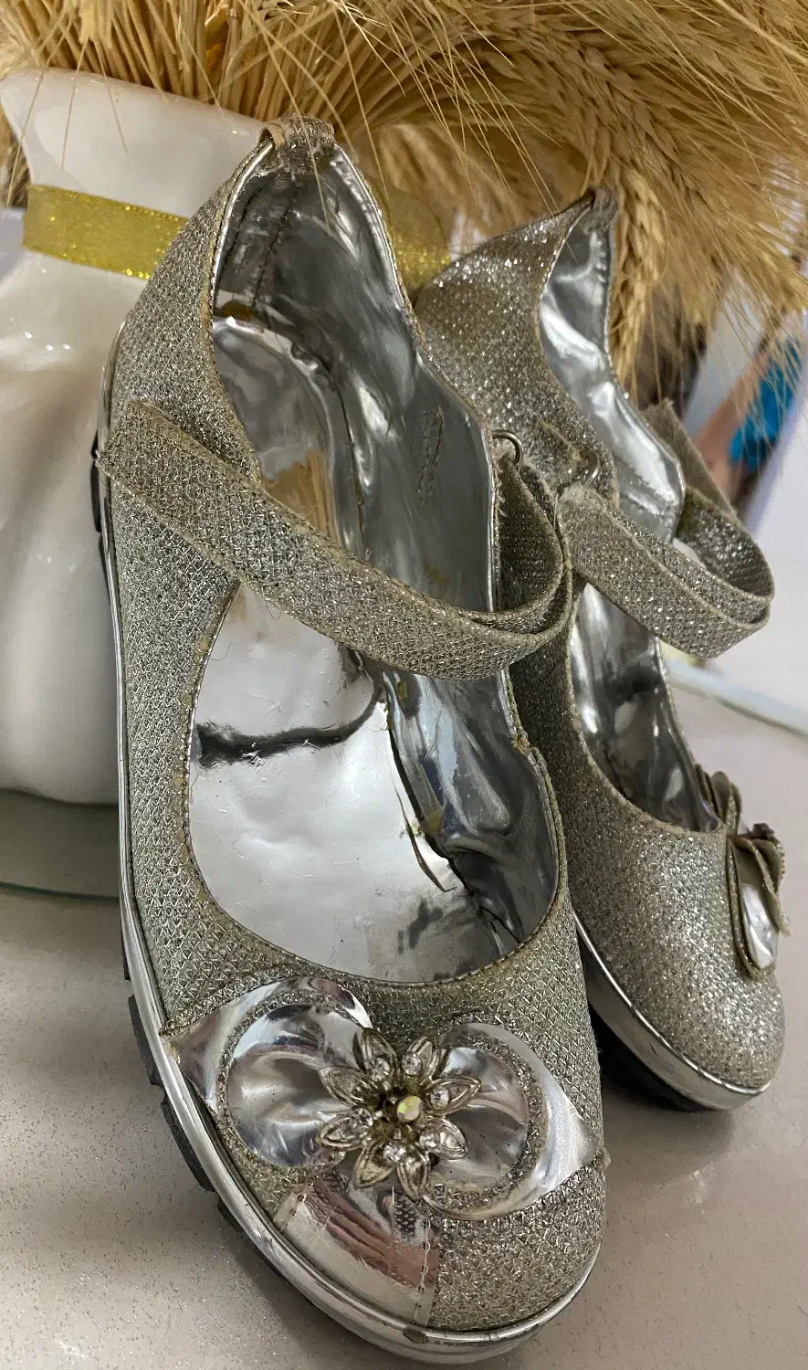 کفش بچگانه|کیف، کفش، کمربند|میانه, |دیوار