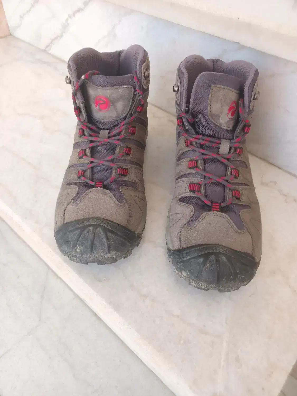 پوتین|کیف، کفش، کمربند|قروه, |دیوار