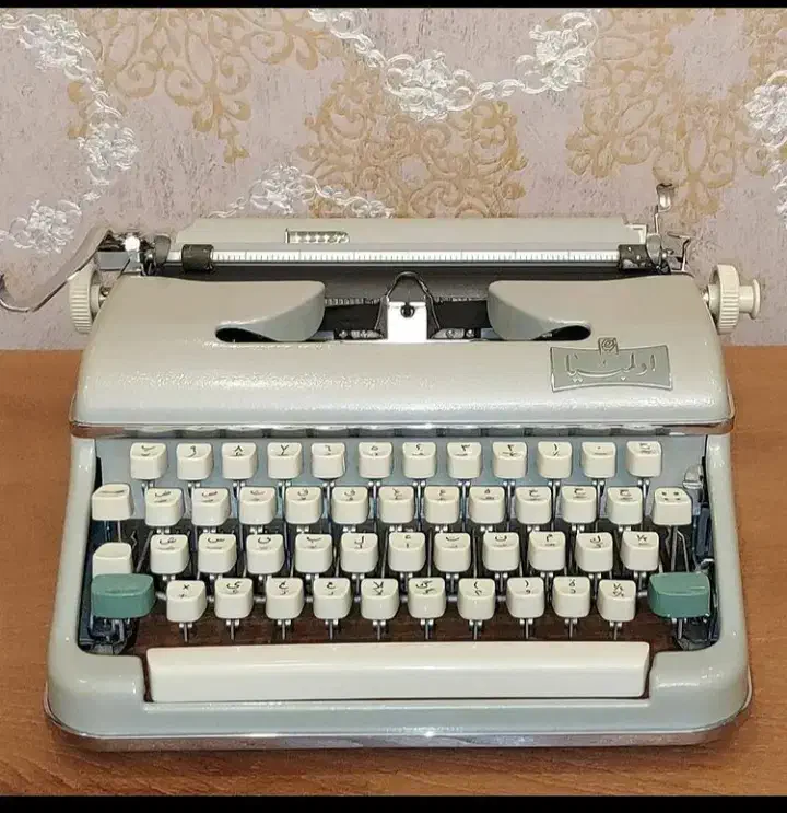 دستگاه تایپ قدیمی|کلکسیون اشیاء عتیقه|یاسوج, |دیوار