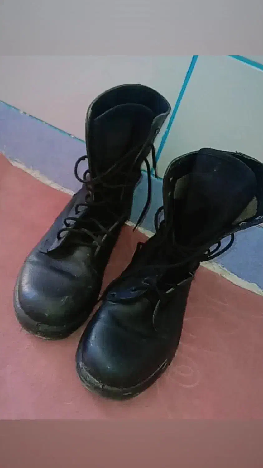 پوتین چرم شماره ۳۲|کیف، کفش، کمربند|شیراز, پادگان نیروی هوایی بعثت|دیوار