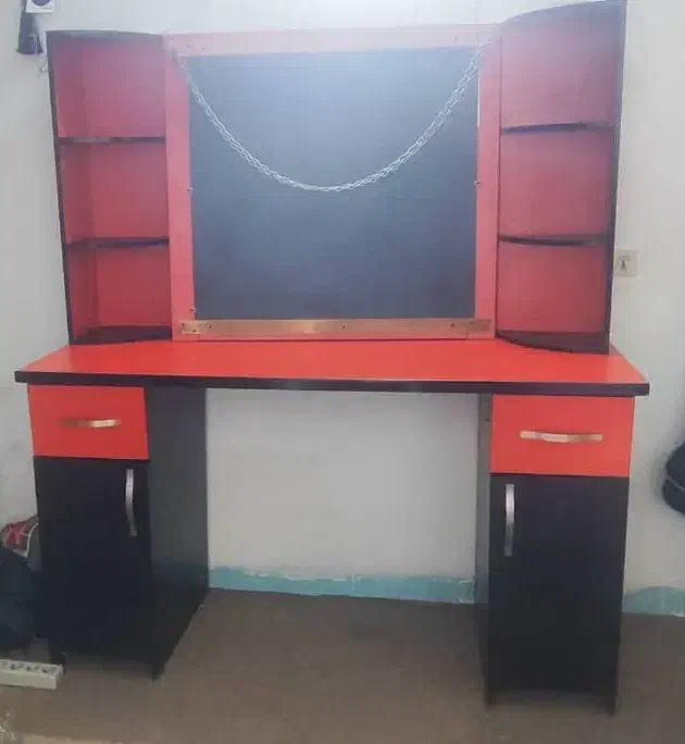 میز آرایش و آینه و صندلی|آرایشگاه و سالنهای زیبایی|فولادشهر, A6|دیوار