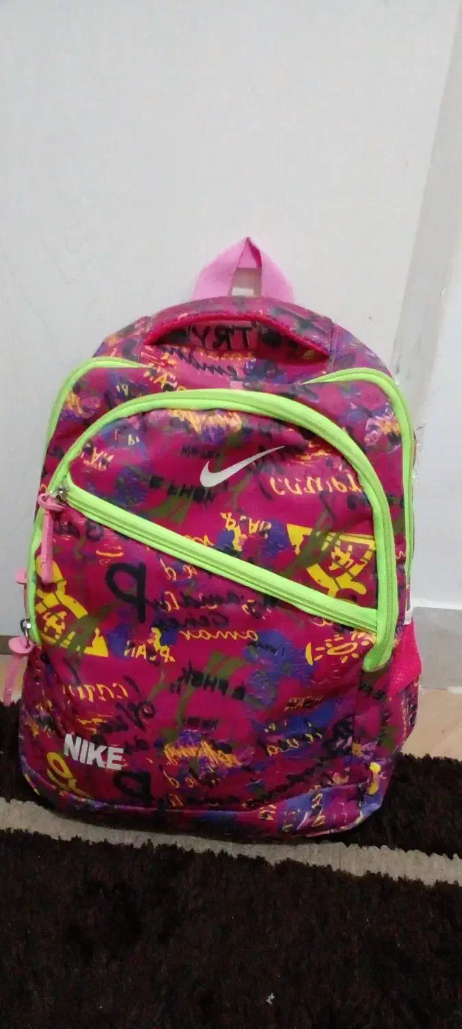 کیف مدرسه سالم ودرحد نو|کیف، کفش، کمربند|بومهن, |دیوار