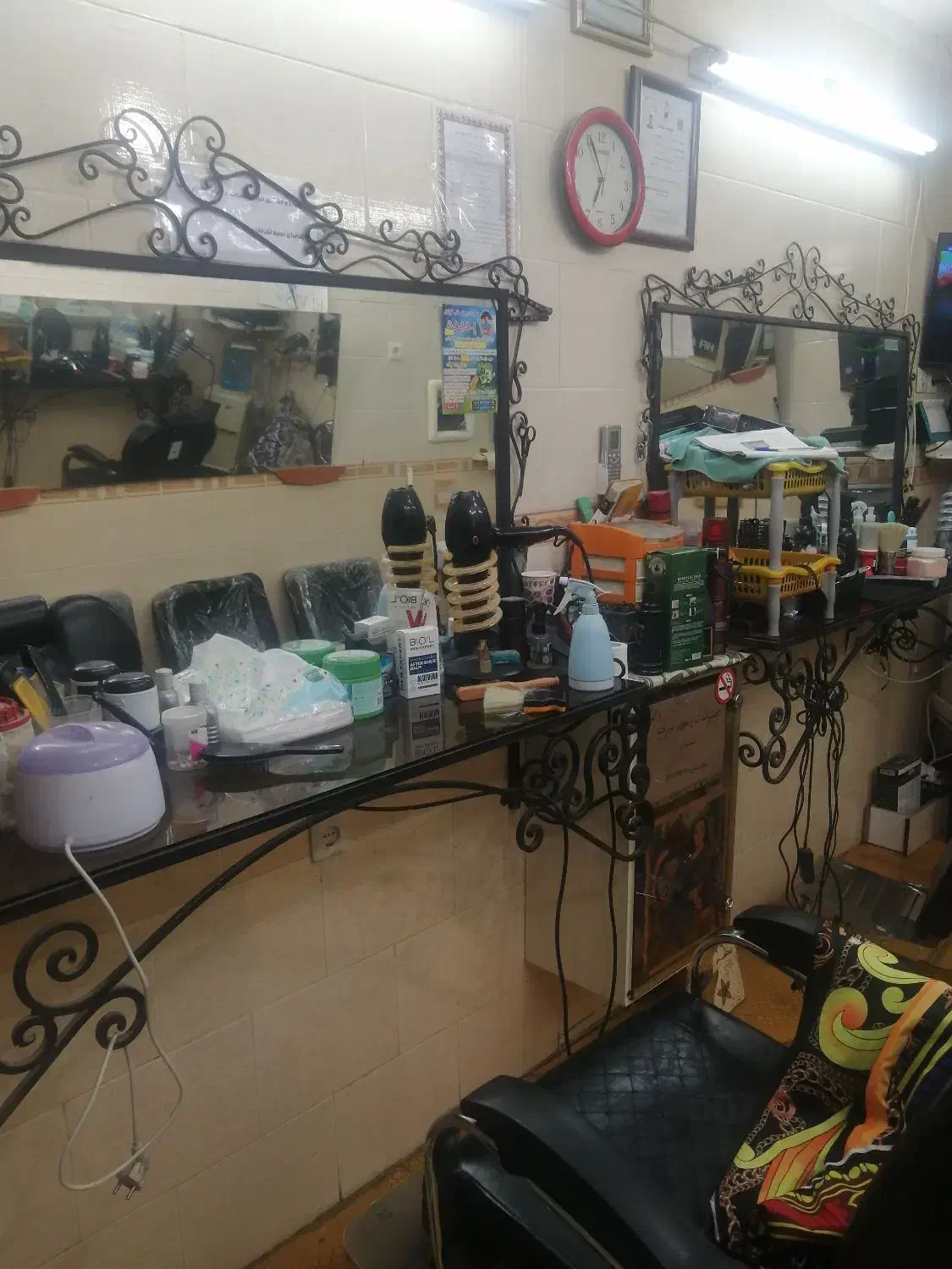 دکور آرایشگاه کامل با آینه|آرایشگاه و سالنهای زیبایی|آبادان, |دیوار