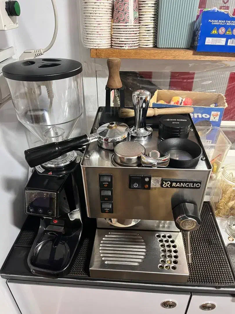 دستگاه قهوه ساز و میز و صندلی تاشو|سماور، چای‌ساز، قهوه‌ساز|رشت, حومه رشت|دیوار